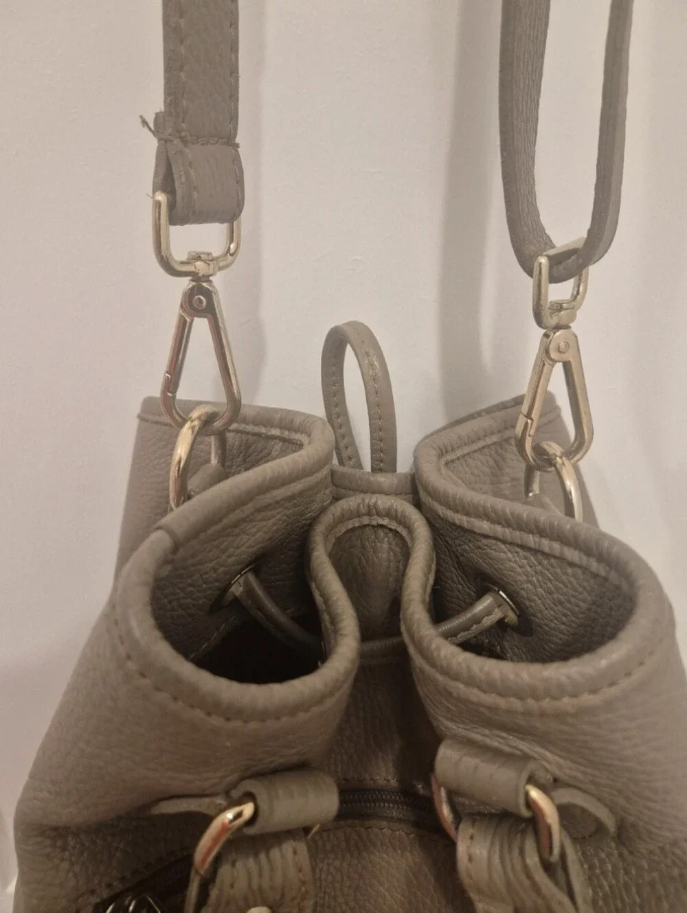 Liz Claiborne Italian Leather Tote Shoulder Bag Taupe Carryall.